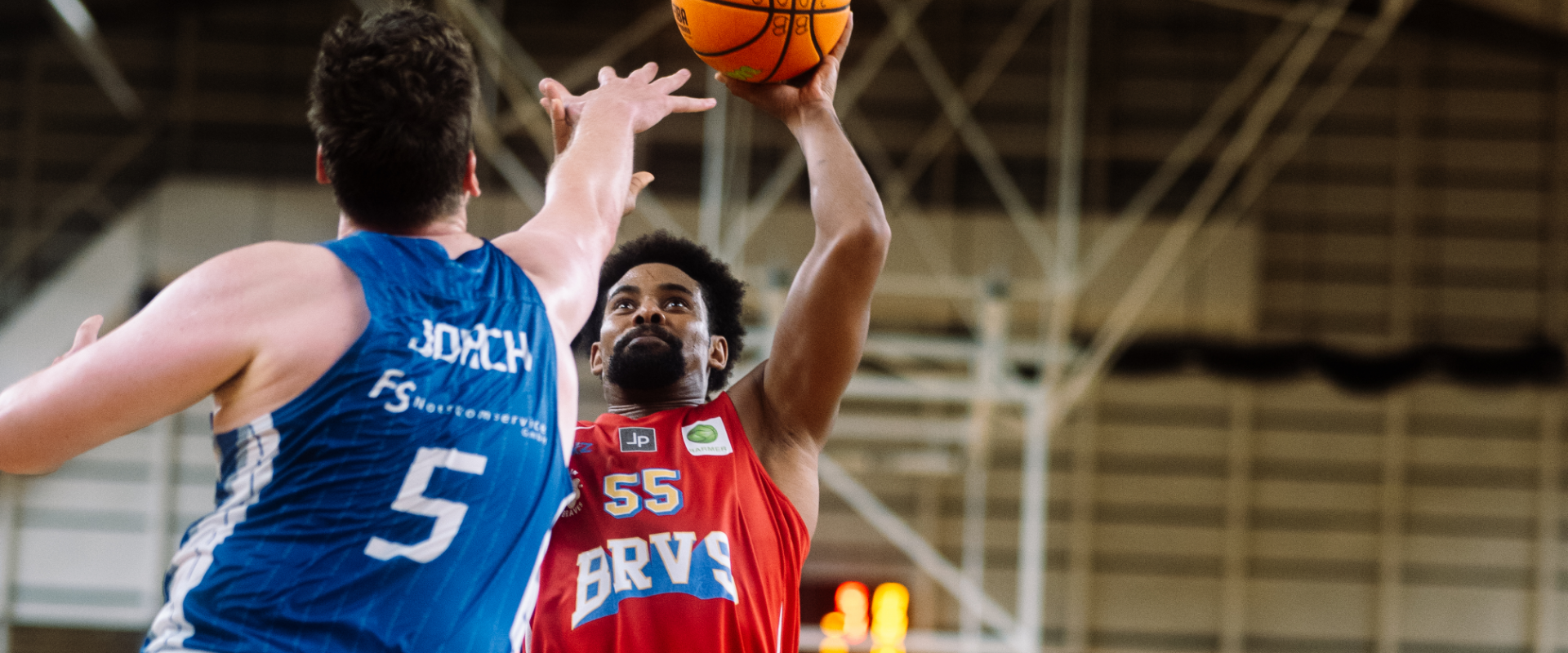Foto: Ein Spieler der Berlin Braves hält einen Basketball.